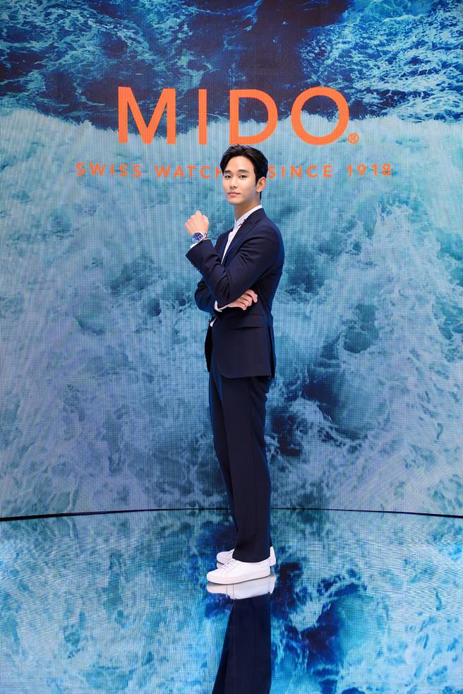 金秀贤昨日出席MIDO在首尔举办的新品发表会，佩戴MIDO为他设计研发的Ocean Star GMT海洋之星双时区腕表。（MIDO提供）
