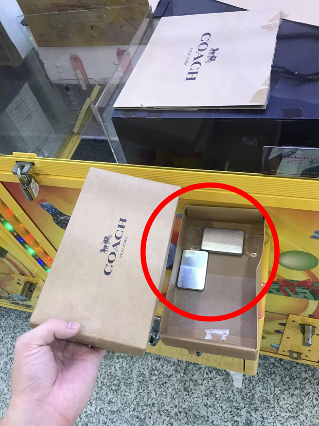 1名网友日前某夹娃娃激发现Coach的纸盒，保夹金额是1980元，他尝试后仅花260元就夹中纸盒，没想到打开一看竟是2块铁片，让他超级傻眼。（翻摄自脸书「爆废公社二馆」）