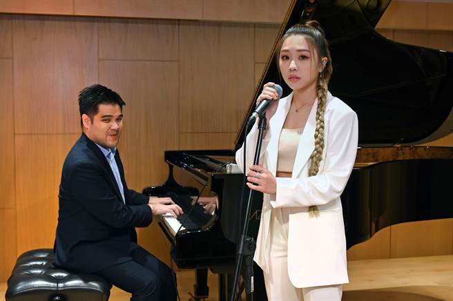 艾薇近期推出新歌，与钢琴家黄裕翔合作演出。（环球音乐提供）