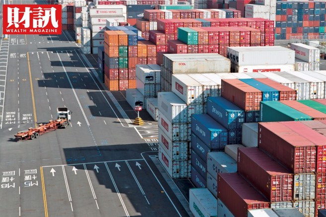根据《财讯》报导，通膨加剧、经济衰退疑虑升高，上海出口集装箱运价指数已经连跌十三周，对于货柜航运市场的后市，恐怕无法乐观。(图/财讯提供)