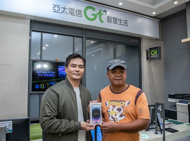 亞太電信董事長暨總經理陳鵬(左)將iPhone 14 Pro Max交機予頭香果粉顏先生(右)。（亞太電提供）