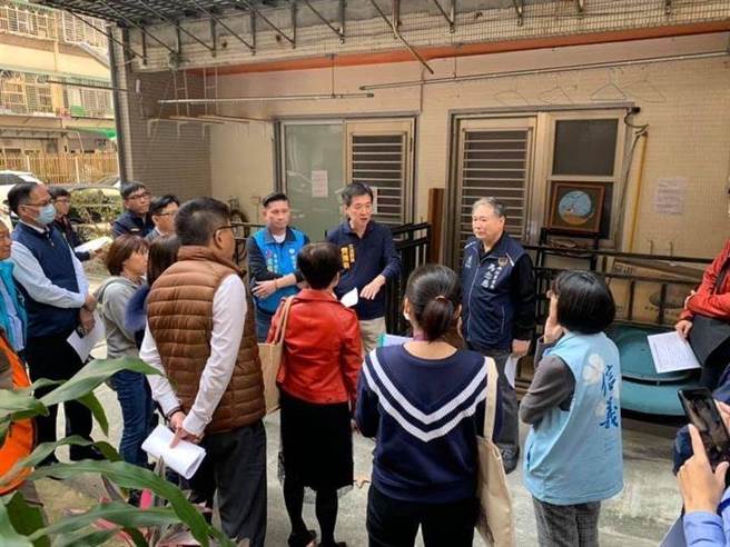 立委费鸿泰与市议员戴锡钦议员、马念慈里长，为根除毒瘤、替邻居「灭蟑」，还给西村里住户寧静的生活。(立委费鸿泰提供)