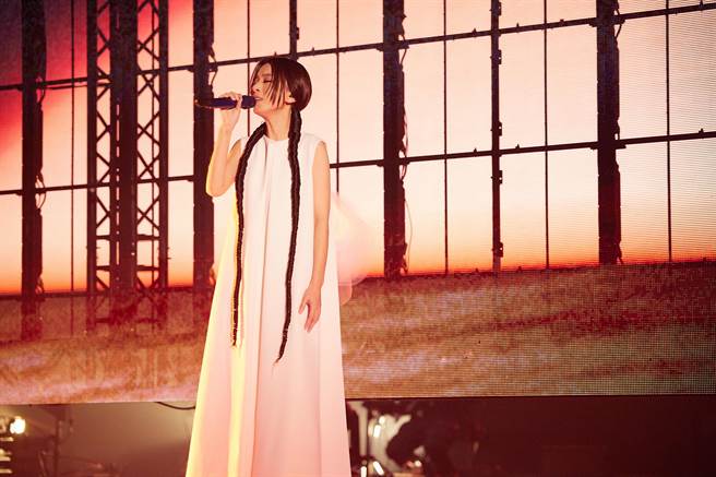 田馥甄16日在高雄巨蛋開唱，吸引許多粉絲到場支持。（何樂音樂提供）