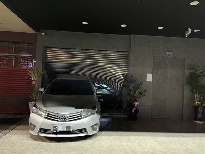 16日凌晨2时许，高雄九如二路上刚开幕的火锅店遭一台银色轿车倒车衝撞，将店家门口的铁卷门撞凹。（翻摄照片／崔正纲高雄传真）