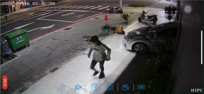 16日凌晨2时许，高雄九如二路上刚开幕的火锅店遭一台银色轿车倒车衝撞，将店家门口的铁卷门撞凹，随即车里下来一名男子头戴黑鸭舌帽、穿着白衣的男子，慢步逃逸现场。（翻摄照片／崔正纲高雄传真）