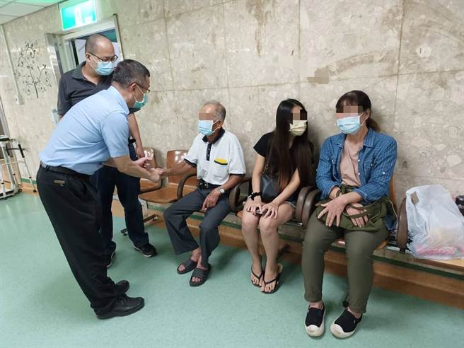 旗山分局分局长洪荣敏(左二蓝上衣)在获悉事故发生第一时间，立即率领所属干部，前往旗山医院慰问探视伤者和家属。(警方提供／林雅惠高雄传真)