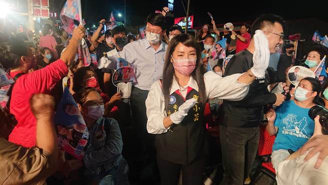 国民党安南区市议员参选人童小芸（前方带白手套者）与台南市长参选人谢龙介（后方带白手套者）在造势晚会中一起进场。（程炳璋摄）