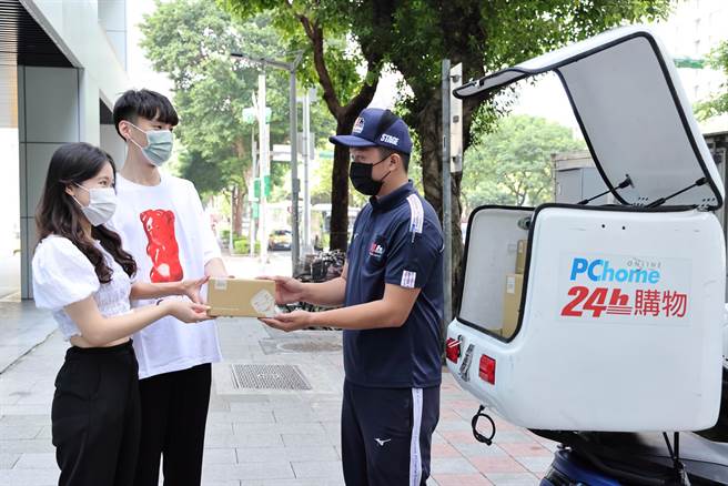 PChome 24h购物串联集团旗下物流车队，网家速配快速出货，iPhone 14预购订单以最快速度送交到顾客手上。(PChome提供)