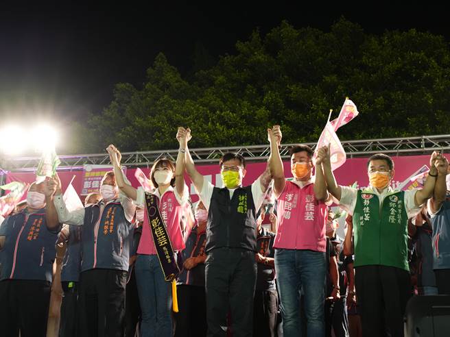 民進黨新北市長候選人林佳龍質疑新北市的市政滿意度明明逐年降低，新北市長侯友宜的聲望卻越來越高，痛批這都是因為侯想選總統「心不在新北」。(黃敬文攝)