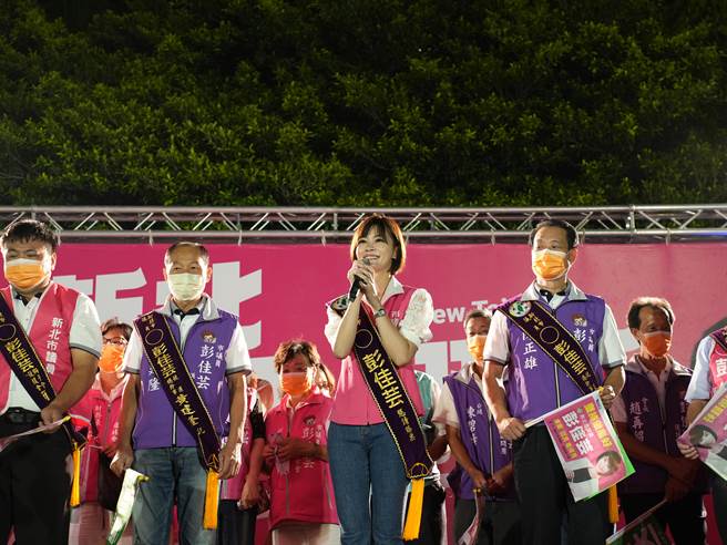 新北市议员彭佳芸(前排右2)喊出「选情告急」，呼吁选民不要觉得她稳上就分票，强调「觉得稳上就是非常危险」。(黄敬文摄)