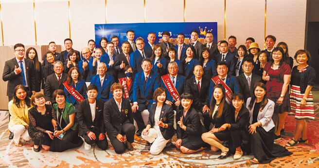 永旭保經董事長范國樑（第二排右七）與榮獲「千萬所得俱樂部」的會員與觀察會員共享榮耀時刻。圖／永旭保經提供