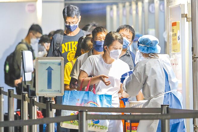 随着新冠肺炎疫情走向轻症化，许多国家都已推动边境解封，中央流行疫情指挥中心14日召开专家会议，专家建议直接将「3+4」改为「0+7」。同时开放团客、自由行，原因是台湾的动作已经太慢。而指挥中心发言人庄人祥15日在记者会上透露，10月份有机会。图为桃园机场入境的旅客排队缴交入境唾液採检检体。（陈麒全摄）