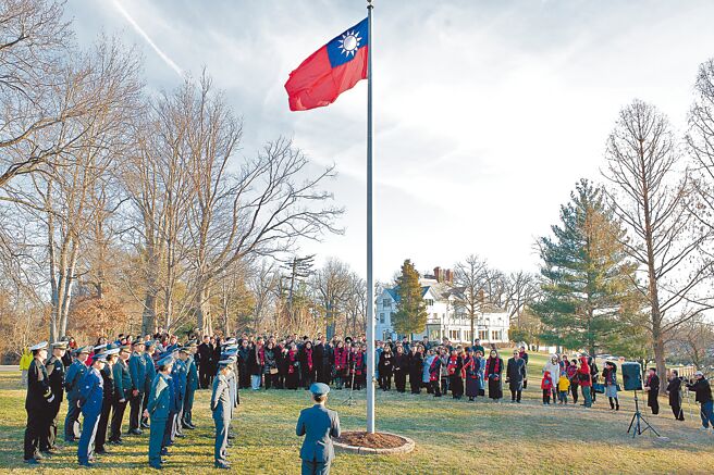 《台湾政策法》原提案要求把驻美代表处改名为「台湾代表处」，列为「美国政策」；美参院通过的修正版则淡化为建议性质的「国会意见」。图为驻美代表处在双橡园举行元旦升旗典礼。（驻美代表处提供）