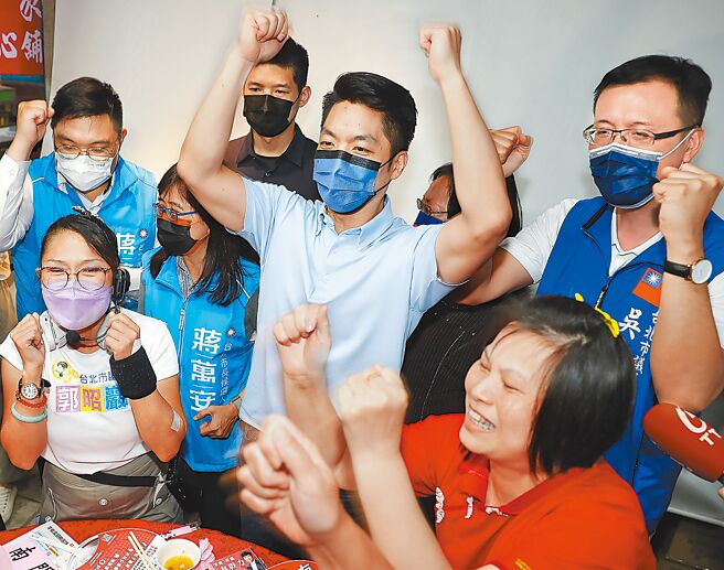 国民党台北市长参选人蒋万安15日出席南门市场自治会平安餐会活动，受到在场摊商的热烈欢迎。（季志翔摄）