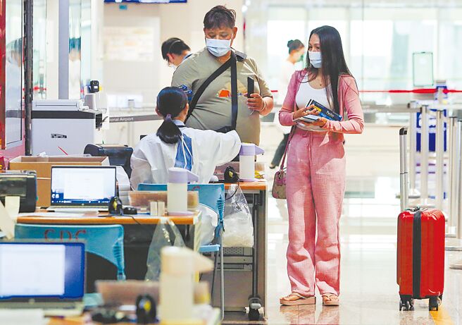 中央流行疫情指挥中心15日表示，16、17日各有次世代疫苗80万剂抵台，预计下周起分阶段开打。中央流行疫情指挥中心14日召开专家会议，专家建议直接将「3+4」改为「0+7」。同时开放团客、自由行，指挥中心发言人庄人祥15日在记者会上透露，10月份有机会。图为桃园机场入境的旅客。（陈麒全摄）