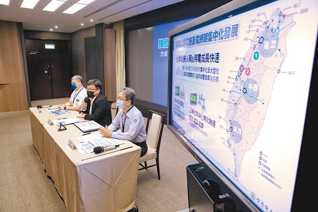 台电代理董事长曾文生（中）15日与总经理王耀庭（右）、发言人吴进忠（左）一同召开记者会，公布强化电网韧性建设计画，将在10年投入5645亿元，以「力求分散、持续强固、加强防卫」3大主轴、10大面向，全面提升全国电网面对突发事故的因应能力，以及为2050净零转型目标做好准备。（黄世麒摄）