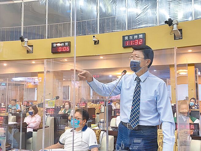 国民党台南市长参选人谢龙介（右）连续2天批评台南交通又糟又乱。（本报资料照片）