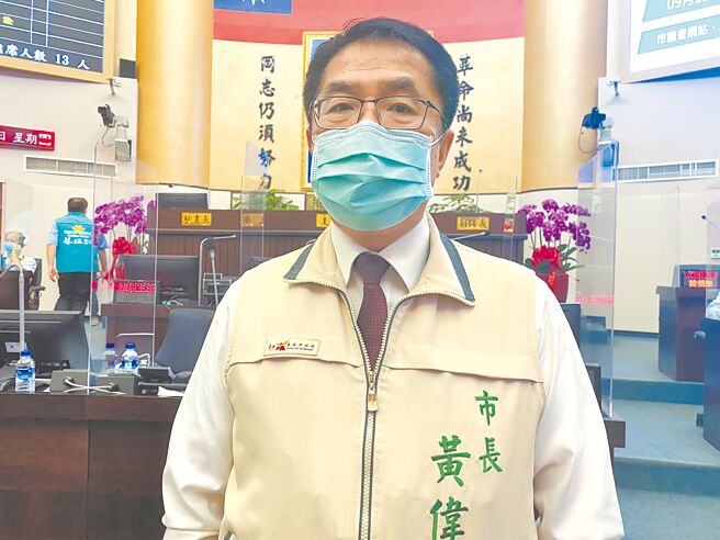 台南市长黄伟哲说，台南大眾运输系统从前市长赖清德开始到他任内一步步重建，如今已建置大台南公车网和服务偏乡的小黄公车。（曹婷婷摄）