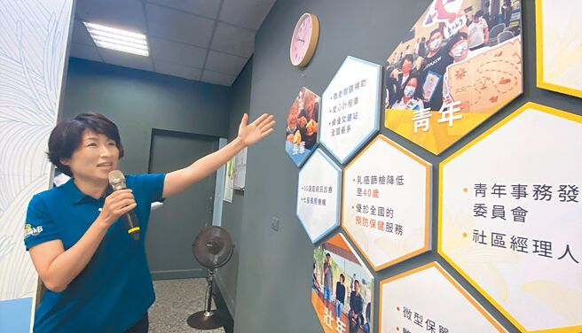 爭取連任的台東縣長候選人饒慶鈴15日首場記者會以全齡照顧推社福政策，允諾未來會照顧好每位縣民。（蔡旻妤攝）