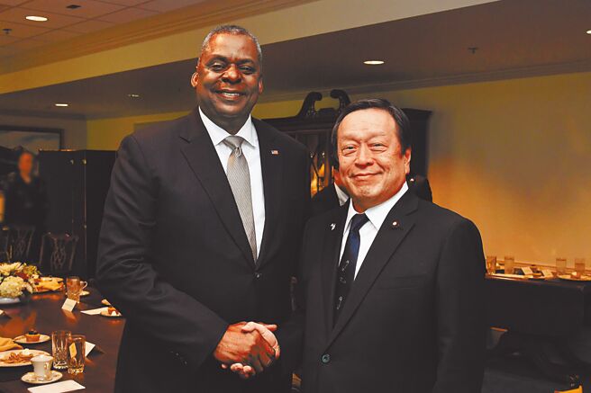 美国国防部长奥斯汀（左）与日本防卫大臣滨田靖一（右）在华府会谈。（摘自日本防卫省官网）