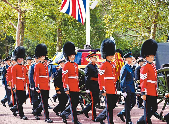 英女王靈柩離開白金漢宮被送往西敏宮。（新華社）