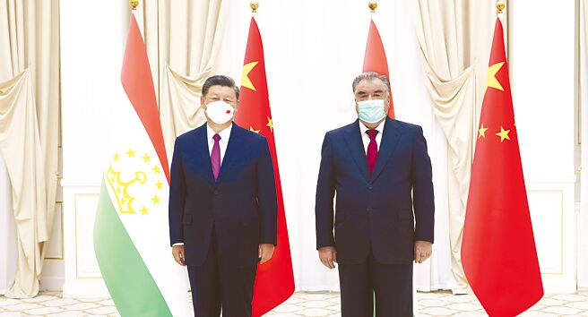 9月15日上午，大陆国家主席习近平在乌兹别克撒马尔罕国宾馆会见塔吉克斯坦总统拉赫蒙。（新华社）