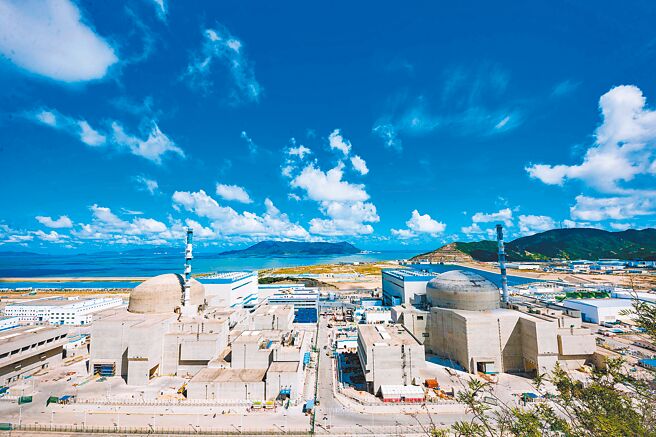 大陆核准福建漳州二期、广东廉江一期核电专案，以提升能源保障能力和促进绿色发展，争取2030年核电占比在能源结构当中达10％。图为广东省江门市台山核电站。（中新社）