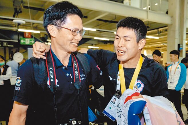 畢業自大甲高工的雷豐嶽（右），勇奪國際技能競賽模型創作金牌。（台中市教育局提供／陳淑娥台中傳真）