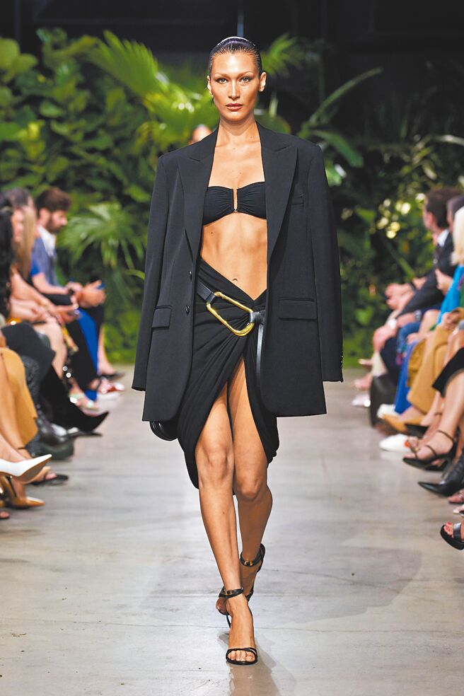 集優閒與性感於一身，MK本季的度假風格十分強烈，腰帶取自21年前的經典設計靈感重新發想而來。（Michael Kors提供）