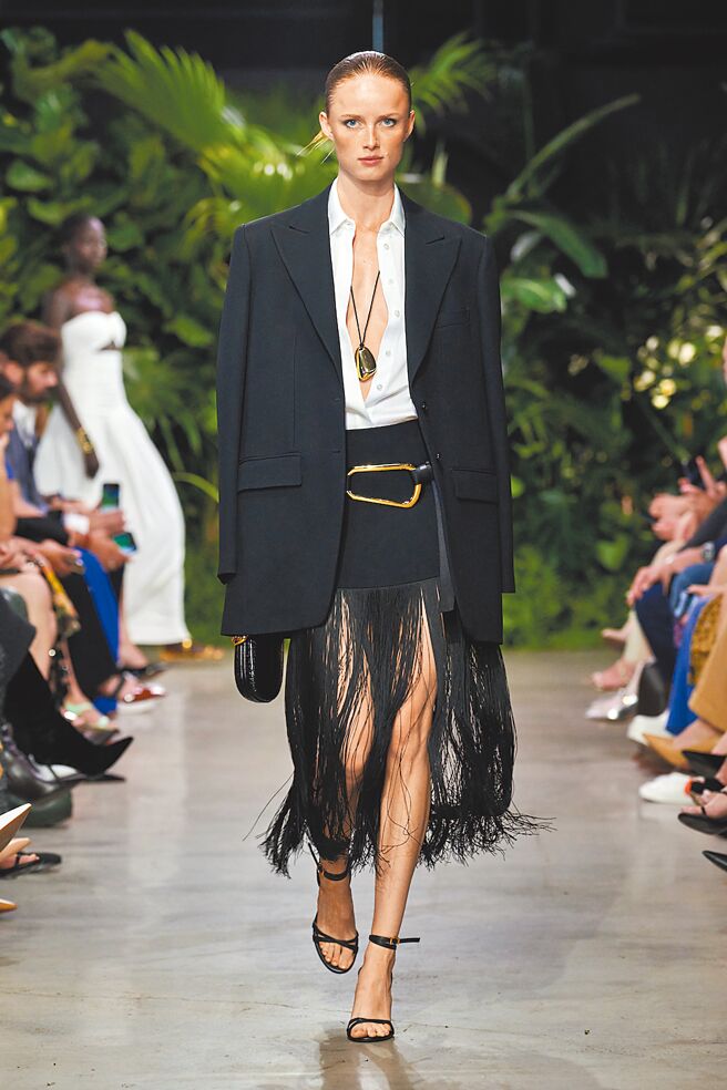 Michael Kors善用流蘇設計打造另一種都市休閒風。（Michael Kors提供）