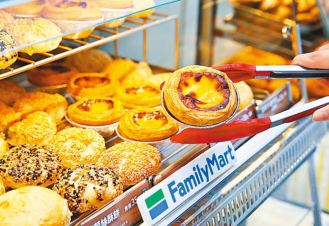 葡式千层蛋塔内馅蛋液香气十足，千层口感香酥迷人，39元。（陈俊吉摄）