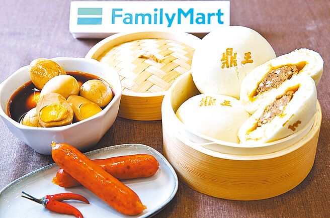 全家与鼎王联名推麻辣肉包、麻辣肠，辛香美味诱人食欲，中小辣适合嗜辣族群。（陈俊吉摄）