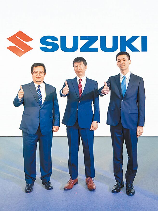 TAIWAN SUZUKI协理潘滢仁（左起）、董事长谷川靖、经理荒井洋辅共同参与桃铃汽车桃园展示中心开幕。（TAIWAN SUZUKI提供）
