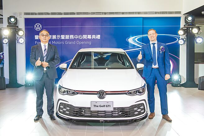 丰舜汽车董事长黄教信（左）与台湾福斯汽车总裁马康睿共同迎来VW新店展示中心开幕，并发表23年式The Golf GTI经典驾驭版。（台湾福斯汽车提供）