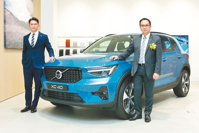 艺人温升豪（左）受邀担当XC40 T2交车人员，与国际富豪汽车总裁陈立哲一起为凯桃中坜全新展示暨服务中心开幕写下好彩头。（国际富豪汽车提供）