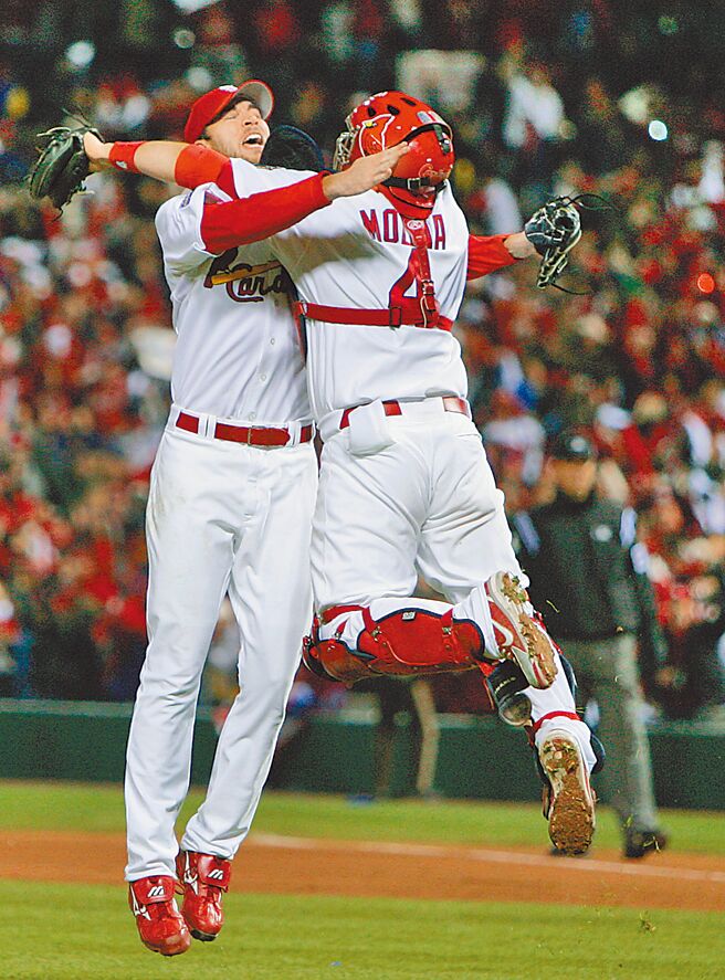 2006年世界大赛G5红雀获胜封王后，捕手莫里纳（右）衝到投手丘前，与拿下救援成功的温莱特跃起相拥，成为队史经典画面之一。（美联社）