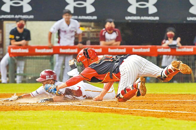 乐天桃猿杨晋豪（左）3局下扑本垒被味全龙捕手林辰勋触杀出局。（陈麒全摄）