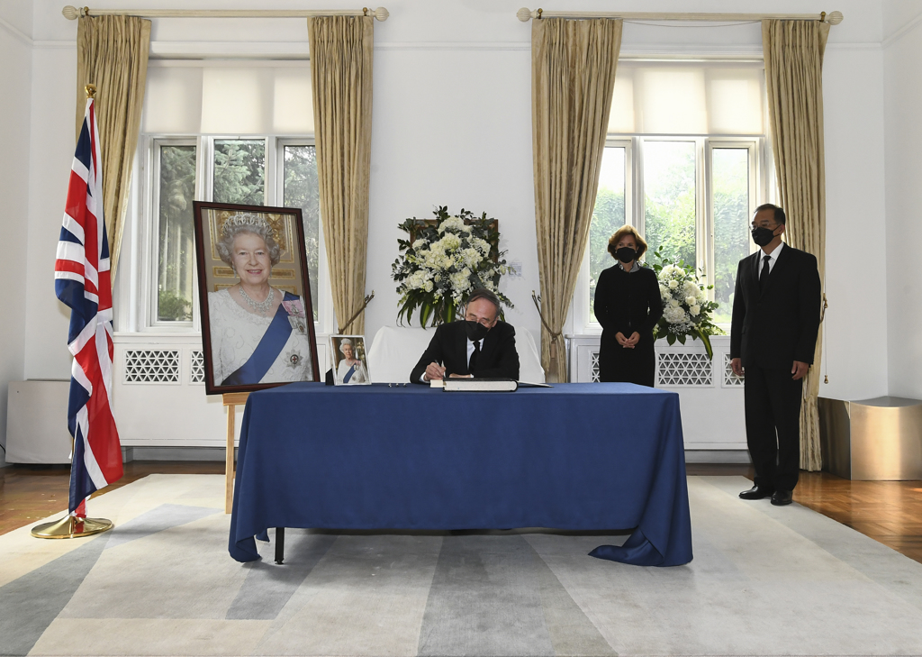 中国国家副主席王岐山前往英国驻华使馆，弔唁英国女王伊丽莎白二世逝世。（图／新华社）(photo:ChinaTimes)