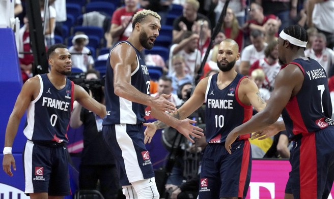 法國中鋒戈貝爾(左二)在場中跟隊友擊掌打氣。(美聯社)