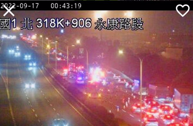 國1台南路段4車連環撞，南向台南系統至永康主線一度管制封閉。(翻攝自高速公路1968)