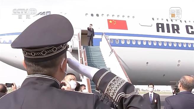 习近平结束上合峰会与哈萨克乌兹别克国是访问返回北京。（央视新闻）