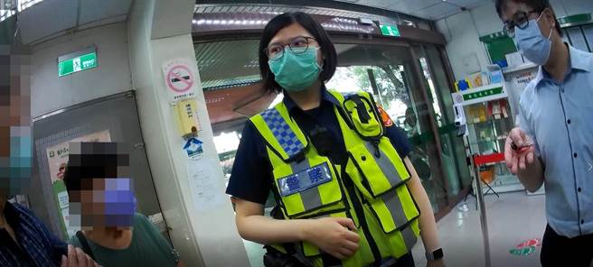 警方后续到场后，请妇人拨打侄女电话确认，因妇人未带电话出门，员警便陪同其返家。(警方提供)