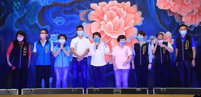 歌仔戲天團嗨翻葫蘆墩文化中心，市長盧秀燕與民同歡共賞傳統戲劇。(台中市政府提供)