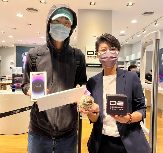 德谊数位头香由21岁的李先生购得一支iPhone 14 Pro Max深紫色 256GB，因被头香1元加购Apple Watch Series 8 所吸引，前一天傍晚便至三创门市排队。（德谊数位提供）