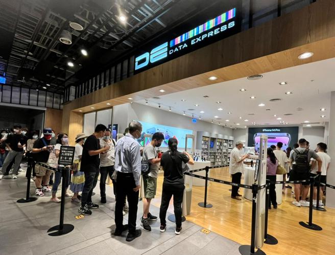 德谊数位于三创门市现场举办iPhone独家开卖活动，因祭出1元抢头香加购最新Apple Watch Series 8，在昨（16日）早上9点准时开卖时，排队人龙已蔓延至旋转楼梯。（德谊数位提供）