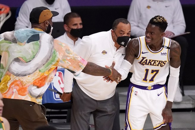 薛罗德(右)重返湖人打球，最开心的当属詹姆斯。(美联社资料照)