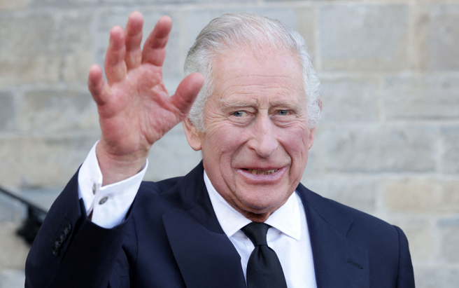 英國國王查爾斯三世9月16日在威爾斯卡地夫堡（Cardiff Castle）會見群眾時，揮手向在場民眾致意。（路透）
