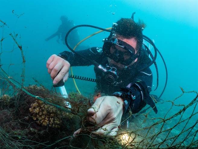 绿色和平在世界清洁日当周（ 9 月 14 日至 9 月 15日）与台湾澎湖南方四岛保育协会合作，共计 32 位志工在澎湖县望安岛绿蠵龟产卵栖地保护区东侧海域进行净海行动。（绿色和平提供／林良齐台北传真）