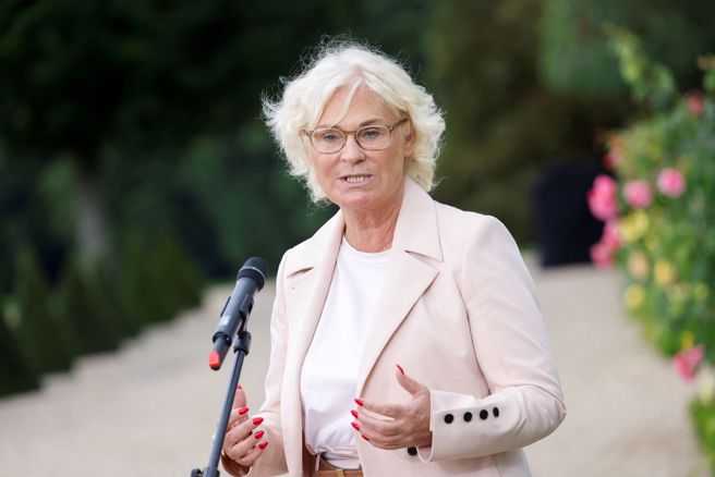 德國國防部長蘭布雷特告訴路透社，德國持續關切中國軍事集結以及中俄聯合演習。（圖／路透社）