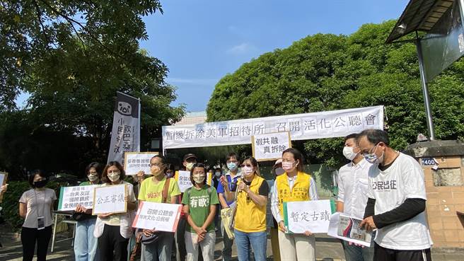 联勤招待所将改建为台中市「美村综合服务园区」，台中市府17日举行开工仪式，公民团体多人在场外集结高喊「暂缓拆除！」。（陈淑芬摄）